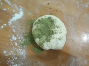 抹茶的也揉均匀，然后把面团放到温暖处发酵一个小时左右。