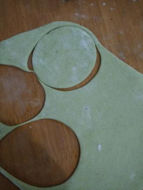 发酵好的面团充分排气，把抹茶面团擀成片，然后用圆形模具压出来。