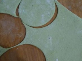 发酵好的面团充分排气，把抹茶面团擀成片，然后用圆形模具压出来。