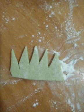 然后剪出叶子的形状(不太像哈)