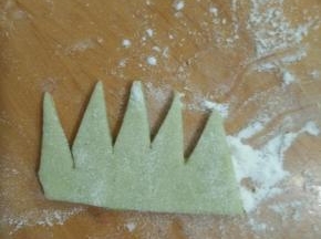 然后剪出叶子的形状(不太像哈)