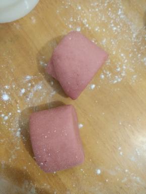 红色面团也充分排气，然后分成小块，再搓成滴水状。(大小看个人喜欢吧)