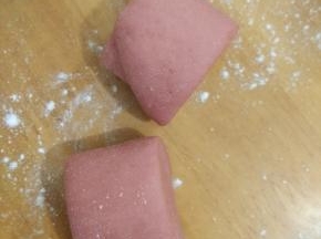 红色面团也充分排气，然后分成小块，再搓成滴水状。(大小看个人喜欢吧)