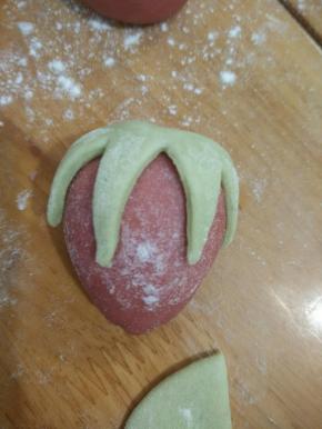 把叶子抹点水沾在大的那端。