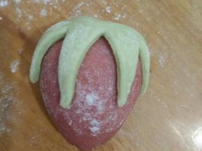 把叶子抹点水沾在大的那端。