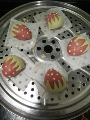 全部做完后放锅里蒸12分钟，再焖三分钟。(因为做的过程比较久，面团已经发酵的差不多了，所以没有进行二次发酵)