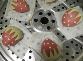 全部做完后放锅里蒸12分钟，再焖三分钟。(因为做的过程比较久，面团已经发酵的差不多了，所以没有进行二次发酵)