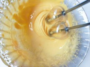 打发到蛋黄发白。