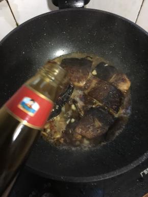 放入一勺蚝油。