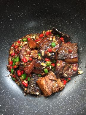 起锅前加入适量的鸡精调味即可。