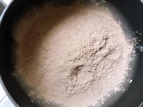 黑凉粉粉末倒入锅里