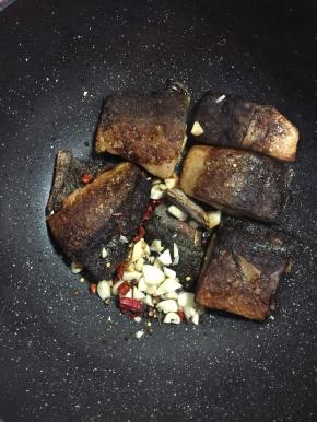 放入蒜瓣，生姜，花椒，干辣椒爆香。