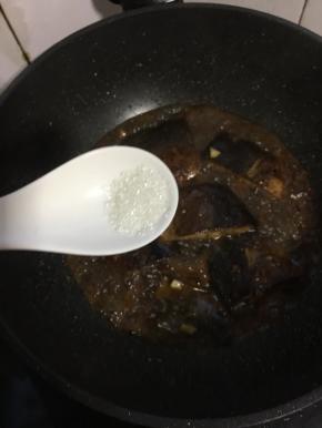 放入少许糖提味儿。