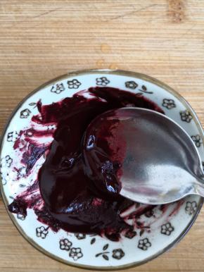 红曲粉加几滴清水搅拌均匀待用