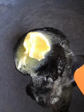 黄油放入不粘锅内小火加热