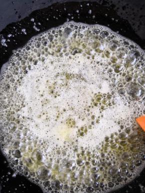 待黄油全部溶化后，变成焦黄色关火过筛后备用