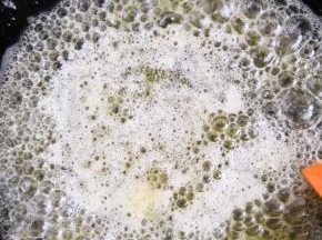 待黄油全部溶化后，变成焦黄色关火过筛后备用