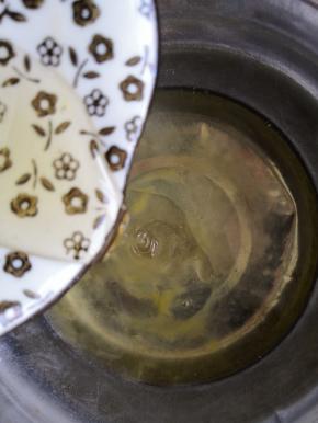 蛋清内加入蜂蜜