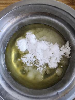 再把糖倒入，用手动打蛋器搅拌糖溶化