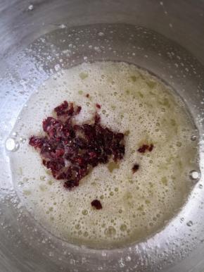 放入切碎的蔓越莓干