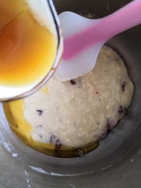 倒入焦化的黄油搅拌均匀