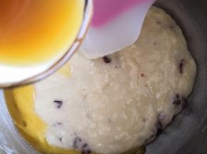 倒入焦化的黄油搅拌均匀