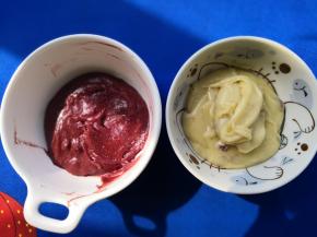 取一半面糊加入红曲粉糊搅拌均匀，用保鲜膜包好放入冰箱冷藏30分钟以上