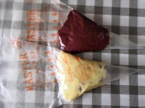 把搅拌均匀的面糊分别装入裱花袋里