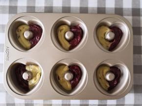 把两种面糊各挤一半，挤入模具内