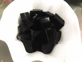 凝固的仙草冻切块放入碗里