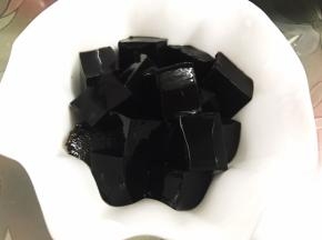 凝固的仙草冻切块放入碗里