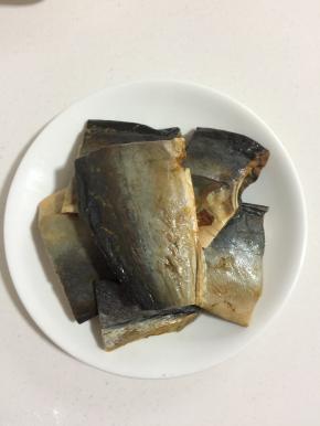 鲅鱼去掉头尾，去内脏，切成段儿，提前放在清水中浸泡一天，洗干净捞出沥干水分备用。