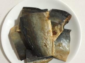 鲅鱼去掉头尾，去内脏，切成段儿，提前放在清水中浸泡一天，洗干净捞出沥干水分备用。