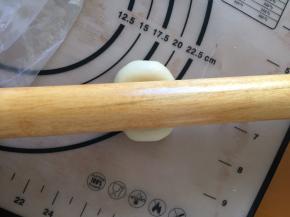 戳成圆柱形，按扁，再稍稍擀薄