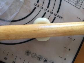 戳成圆柱形，按扁，再稍稍擀薄