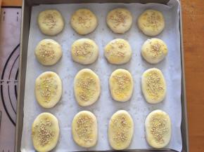 放入烤盘，刷上蛋液，撒上白芝麻，也可以做成圆形的，放入预热好的烤箱160度，18分钟上下火