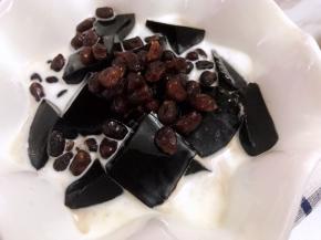 加入2勺蜜红豆再加入汁底就可以吃啦