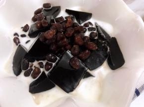 加入2勺蜜红豆再加入汁底就可以吃啦