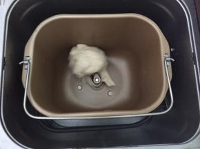 将油皮全部材料放入面包机，揉成光滑的面团