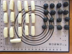 再次松弛15分钟，松弛的时间将黑芝麻椒盐馅分成16等份搓圆