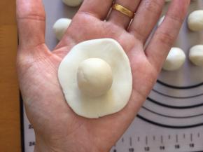 油皮压扁，放上油酥，包起来