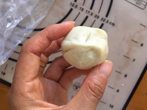 捏紧，收口朝下