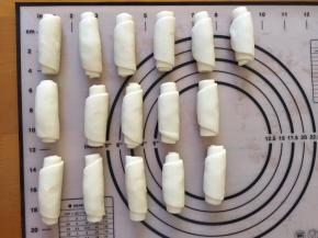 松弛15分钟，一定要盖上保鲜膜，不然会吹干哦