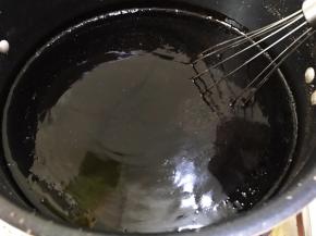 把锅放在炉子上中小火煮开，一边煮一边不停的搅拌