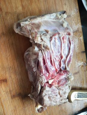 羊肉用开水烫一下