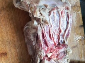 羊肉用开水烫一下