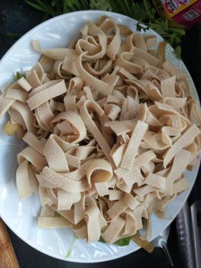 豆皮切成丝