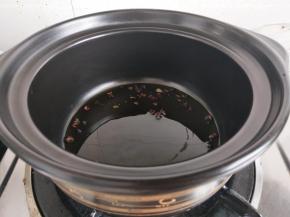 砂锅入油放入花椒