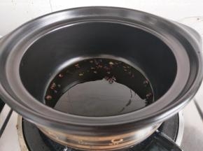 砂锅入油放入花椒