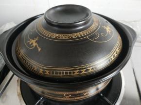 加盖，大火烧开小火慢炖